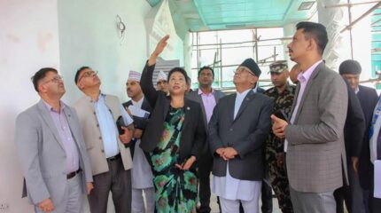 प्रधानमन्त्री र मन्त्रीले गरे सिंहदरबार प्रबलीकरणको निरीक्षण (तस्विर)