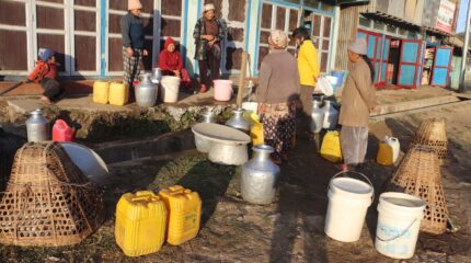 एक ग्रागी पानी थाप्न डेढ घण्टा लाइन