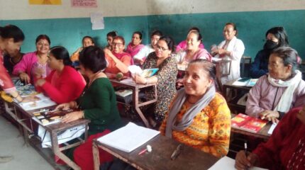 शिक्षाको उज्यालो खोज्दै हजुरआमाहरु