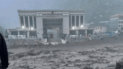 नेपाल–चीन जोड्ने मितेरी पुल बगायो, गाडीसमेत बगे