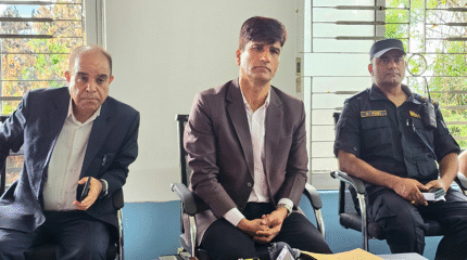 चितवनका सीडीओ भन्छन्- आगो लगाउनेहरू नै सफाइ गर्छौं भन्दै आएपछि रोक्यौं