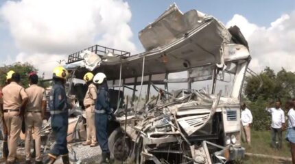 भारतको तेलंगनामा बस र ट्रक ठोक्किंदा २० जनाको मृत्यु