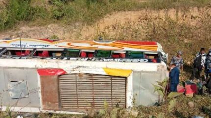 बस दुर्घटनामा २० जना घाइते
