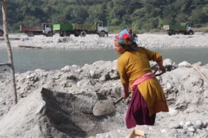 त्रिशूलीको किनारमा बालुवा चाल्नेहरू…