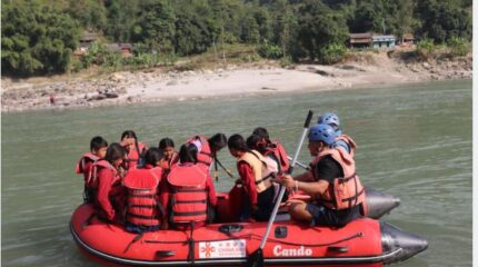 ज्यान जोखिममा राखेर विद्यालय पुग्छन् ढेबुवाका विद्यार्थी, सुनकोशीमा ‘रबरबोट’ को सहारा