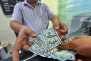 भारु कमजोर हुँदा डलरले बनायो नयाँ रेकर्ड, एक डलरको १४३.५८ रुपैयाँ