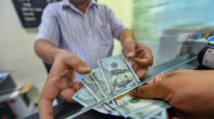 भारु कमजोर हुँदा डलरले बनायो नयाँ रेकर्ड, एक डलरको १४३.५८ रुपैयाँ