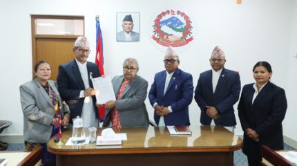 दलित आयोगका पदाधिकारीद्वारा प्रधानमन्त्रीलाई ६ बुँदे ध्यानाकर्षण