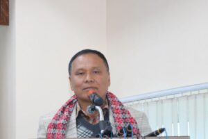 सडक मर्मतमा ढिलाइ गरिए निर्माण व्यवसायीले ‘पेनाल्टी’ तिर्नुपर्ने हुन्छः मन्त्री घिसिङ