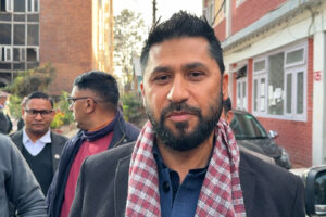 अदालत पुगेका रवि भन्छन् : ‘ओलीले लगाएको गुन तिर्न अएको हुँ’