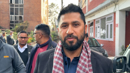 अदालत पुगेका रवि भन्छन् : ‘ओलीले लगाएको गुन तिर्न अएको हुँ’